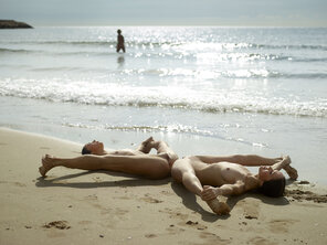 amateur pic julietta-and-magdalena-beach-contortions-12-10000px