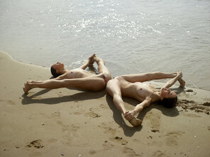 amateur pic julietta-and-magdalena-beach-contortions-15-10000px