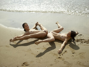 amateur pic julietta-and-magdalena-beach-contortions-16-10000px