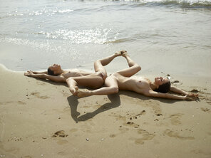 amateur pic julietta-and-magdalena-beach-contortions-17-10000px