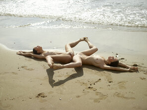 amateur pic julietta-and-magdalena-beach-contortions-18-10000px