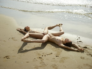 julietta-and-magdalena-beach-contortions-19-10000px