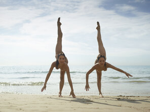 amateur pic julietta-and-magdalena-beach-contortions-27-10000px