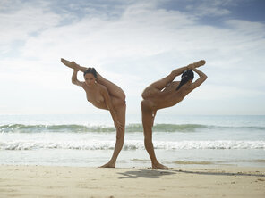 julietta-and-magdalena-beach-contortions-37-10000px