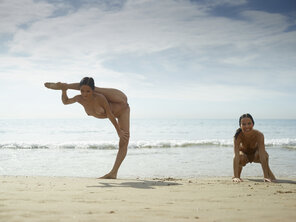 amateur pic julietta-and-magdalena-beach-contortions-38-10000px