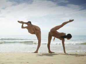 amateur pic julietta-and-magdalena-beach-contortions-41-10000px