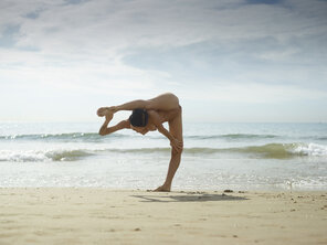 amateur pic julietta-and-magdalena-beach-contortions-44-10000px