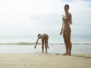 amateur pic julietta-and-magdalena-beach-contortions-45-10000px