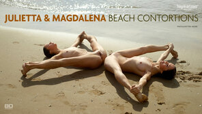 amateur pic julietta-and-magdalena-beach-contortions-board