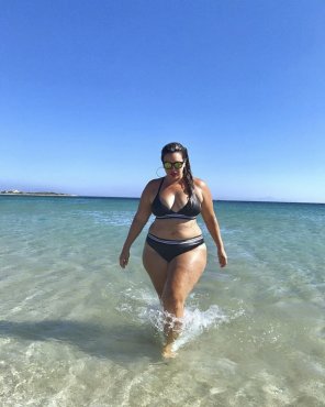 Wide hips and huge thighs on this beach babe