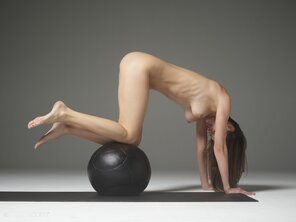 amateur pic anna-l-beauty-ball-balance-11-14000px