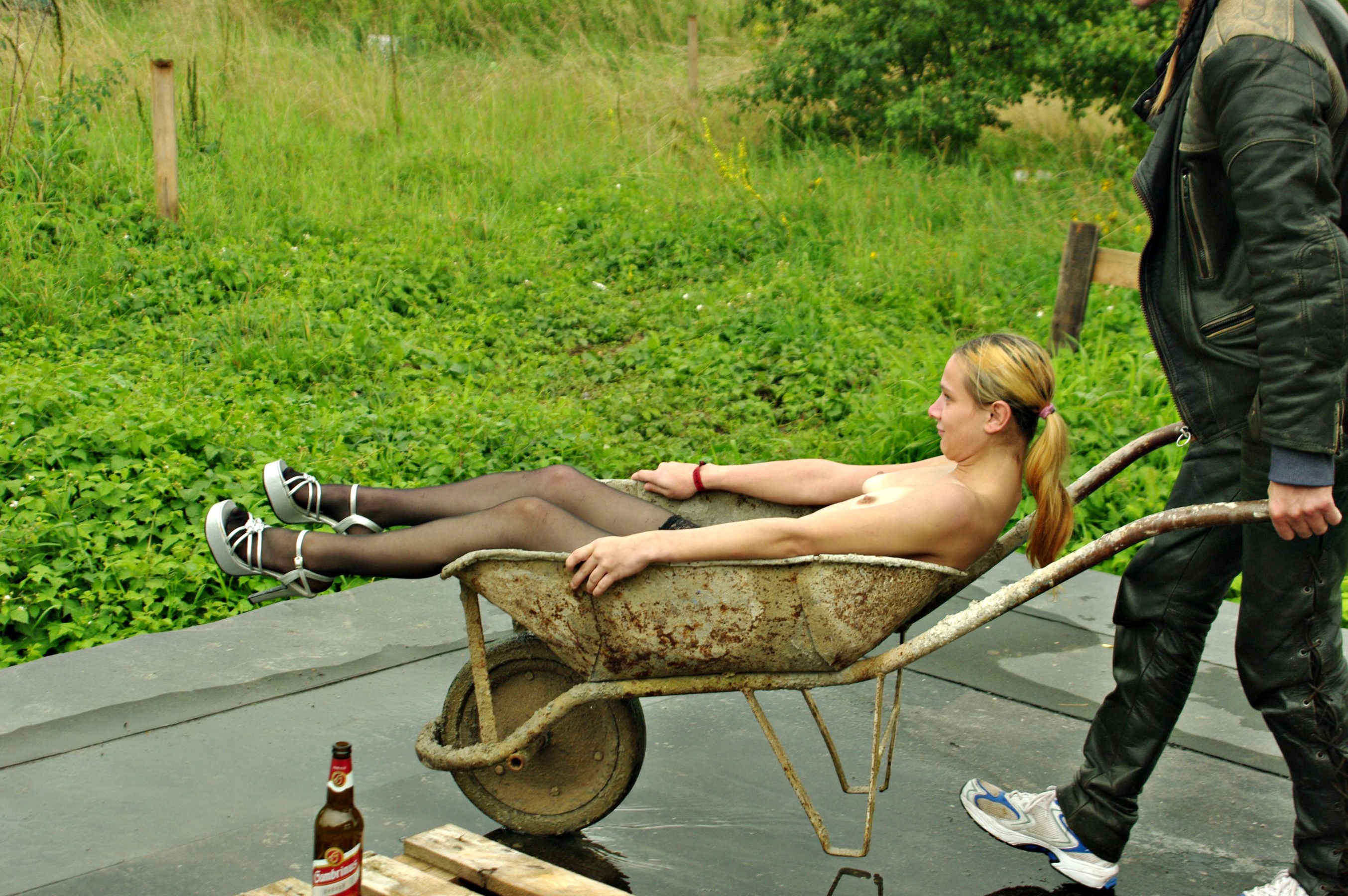 amateur photo Claudia & Katja-Wheelbarrow 09