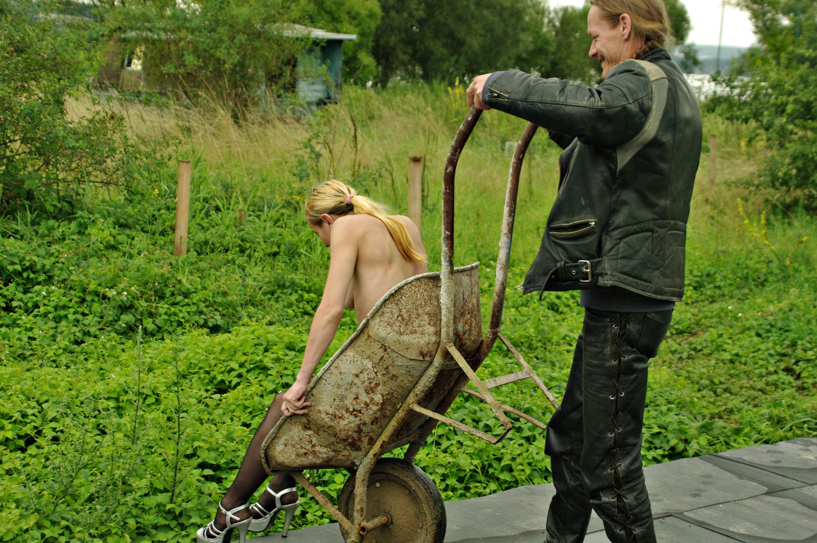 amateur photo Claudia & Katja-Wheelbarrow 13