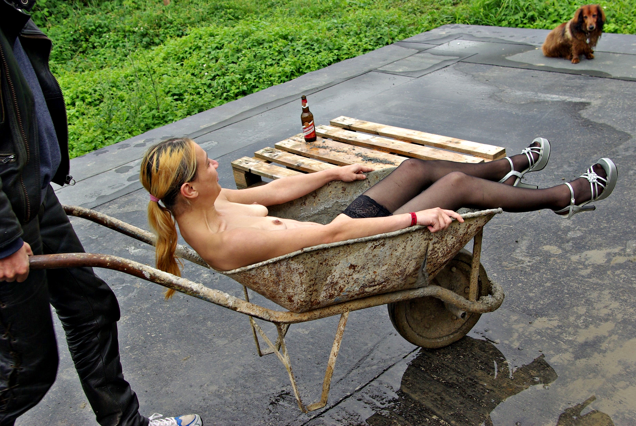 amateur photo Claudia & Katja-Wheelbarrow 122