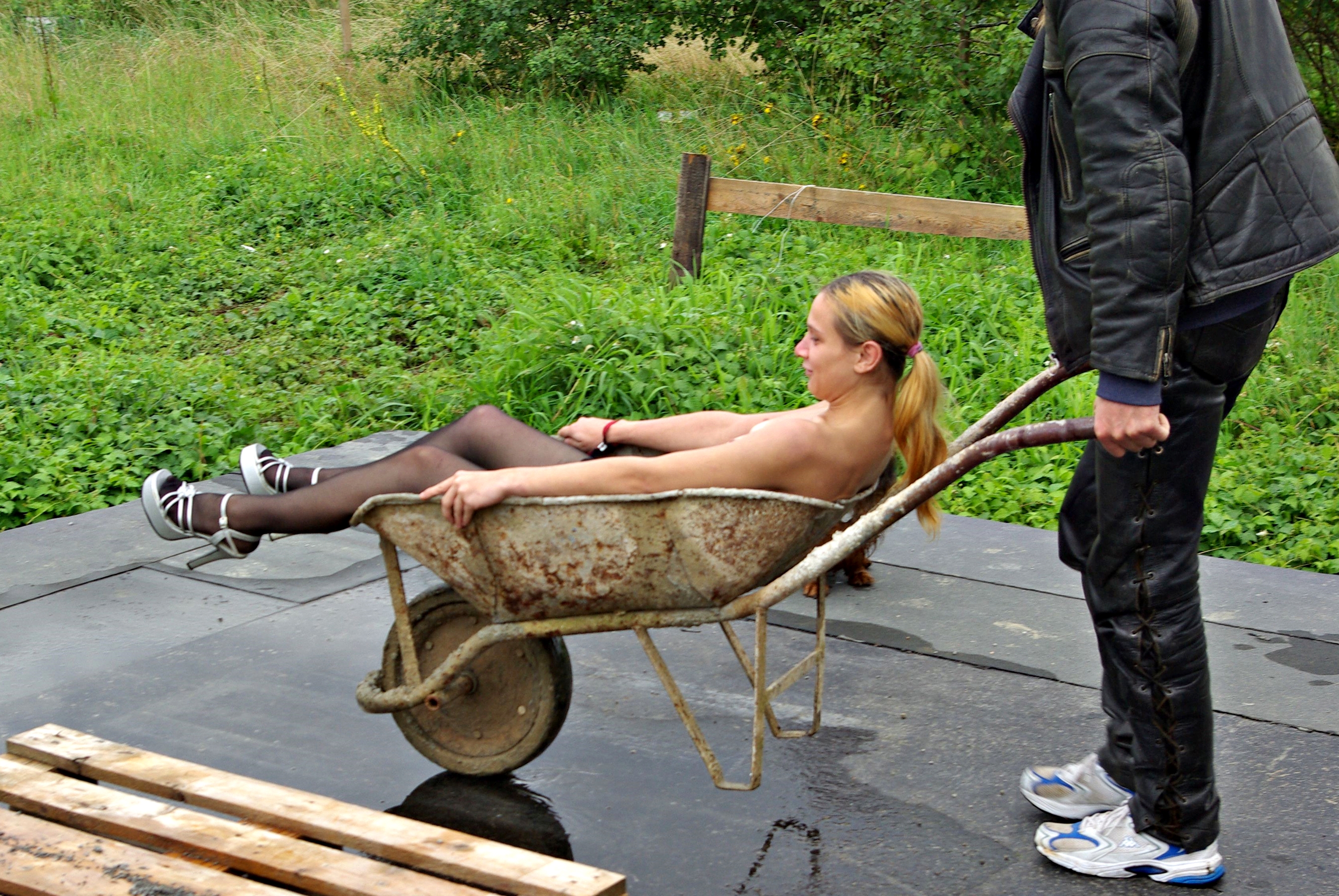 amateur photo Claudia & Katja-Wheelbarrow 128