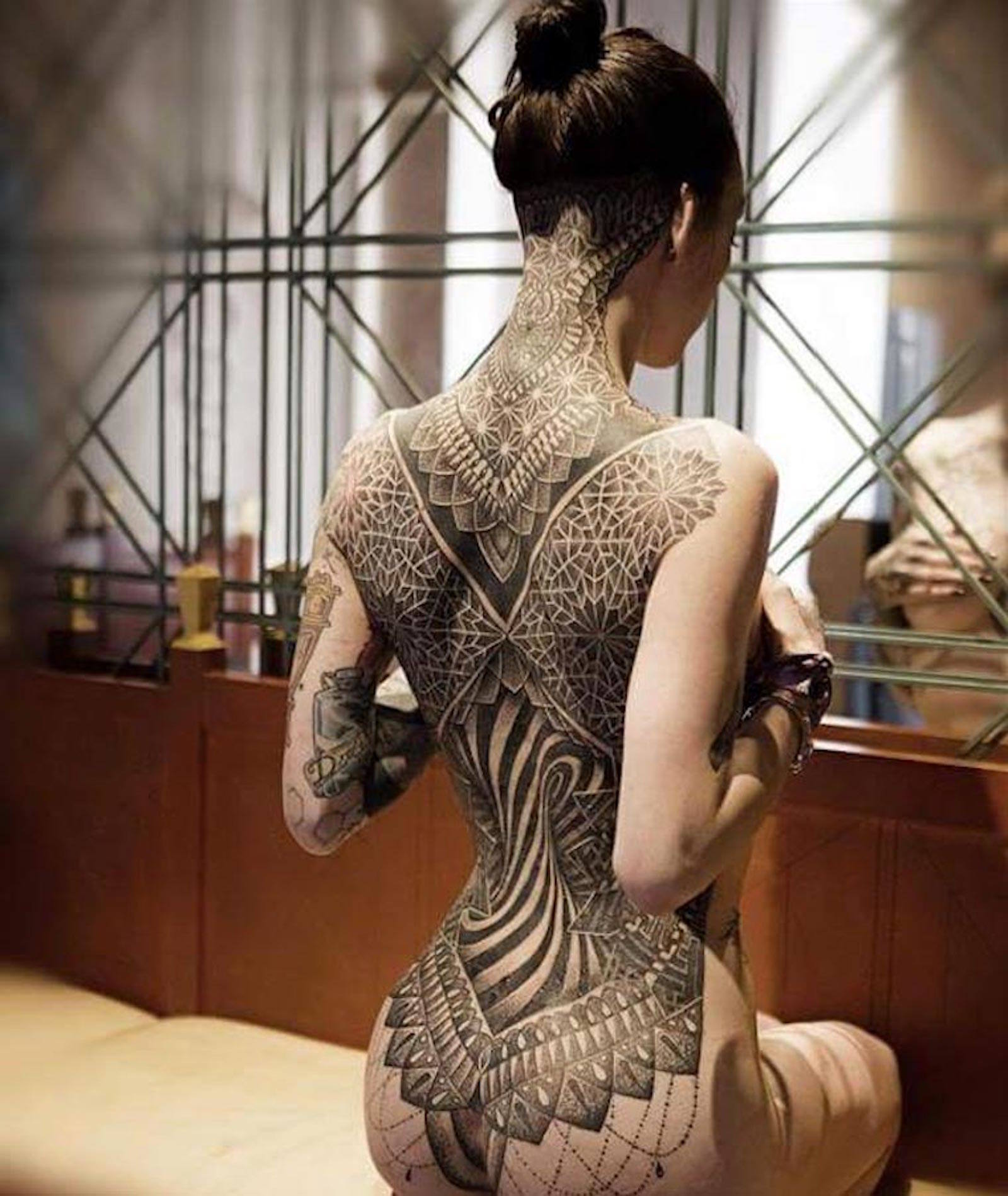 Татуировка на спине у девушки