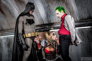 amateur photo Batman and The Joker get blown by Harley Quinn