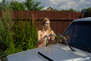 amateur pic stunning_im-car-washer_leona_high_0084