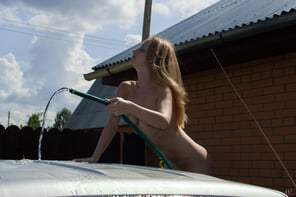 amateur pic stunning_im-car-washer_leona_high_0111