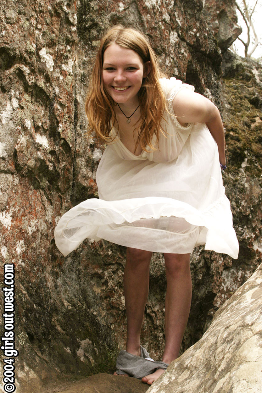 beginner photo Hanna klär av sig emot ett berg (43)