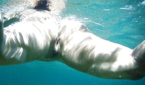 Shapely Underwater swingers 7 – 100 pics