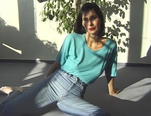 amateur pic Amateur porn actress Gabrielle Hannah in sexy jeans strips on a sunny day (14)