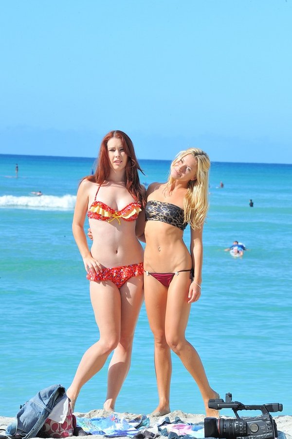 amateur photo melody-lena-beach-lesbians-10_w600