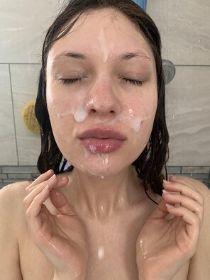 amateur pic I got face fucked in the shower ;)