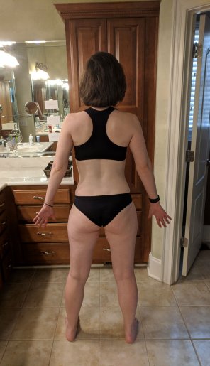 36 y/o wifey wants to share her backside