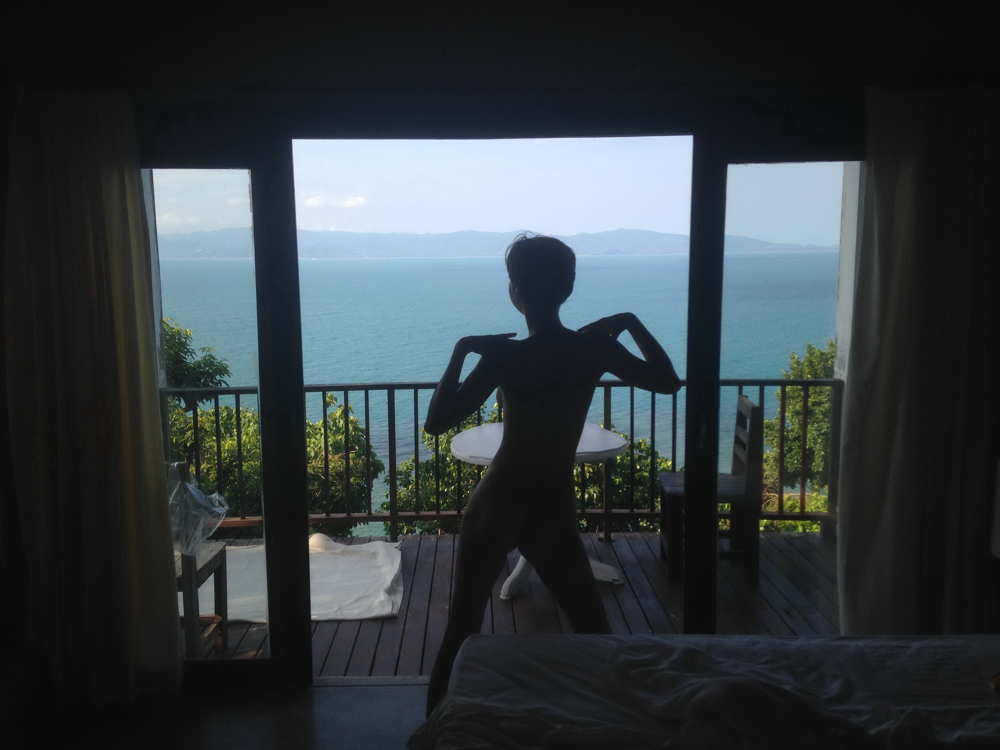 2513459-morning-at-vacations-41-nude.webp