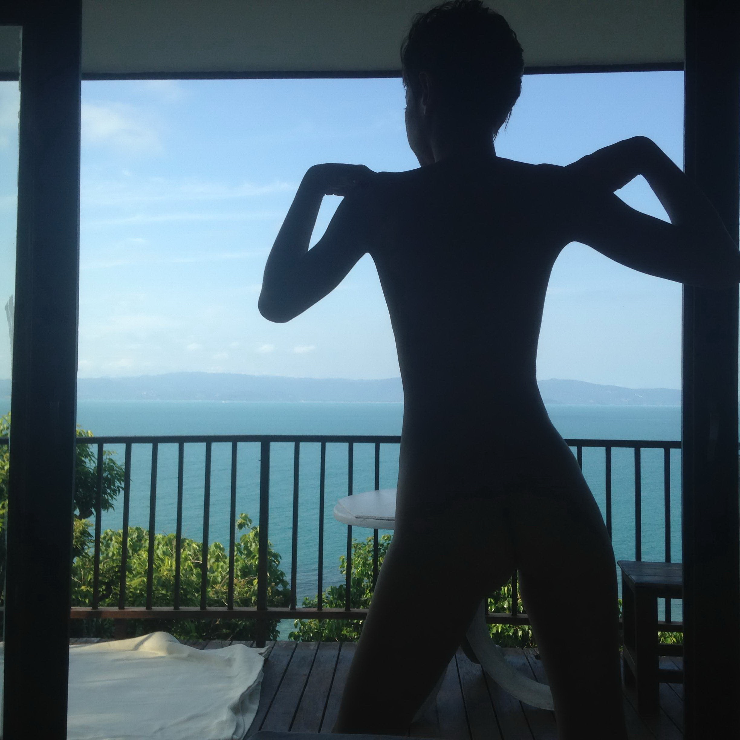 2513461-morning-at-vacations-43-nude.webp