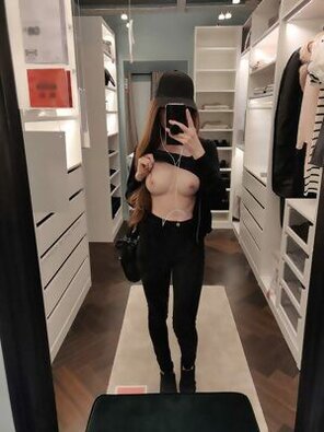 hardcore-mirror-mirror-on-the-wall-who-s-flashing-shopping--h3a4Kl