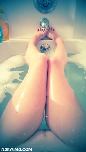 amateur photo her-pov-in-the-bathtub_001-100118262008421