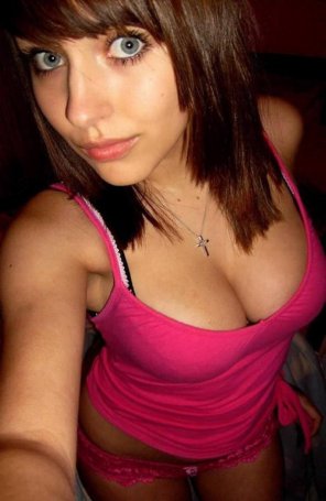 amateur pic Her chest is almost as amazing as her eyes.