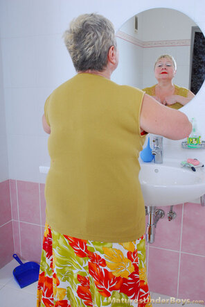 amateur pic Mature fatty assaulted in the bathroom_0002