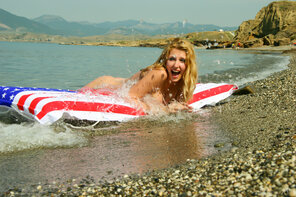 amateur pic Stunning_Thyra---Floating-on-the-Beach_Thyra-L_medium_0033