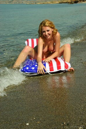 amateur pic Stunning_Thyra---Floating-on-the-Beach_Thyra-L_medium_0048