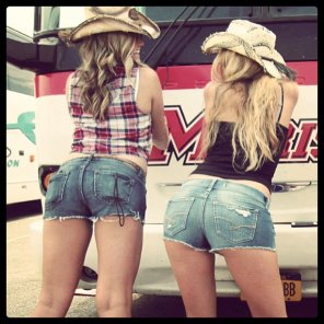amateur pic Sisters in daisy dukes. Which one would you chose?