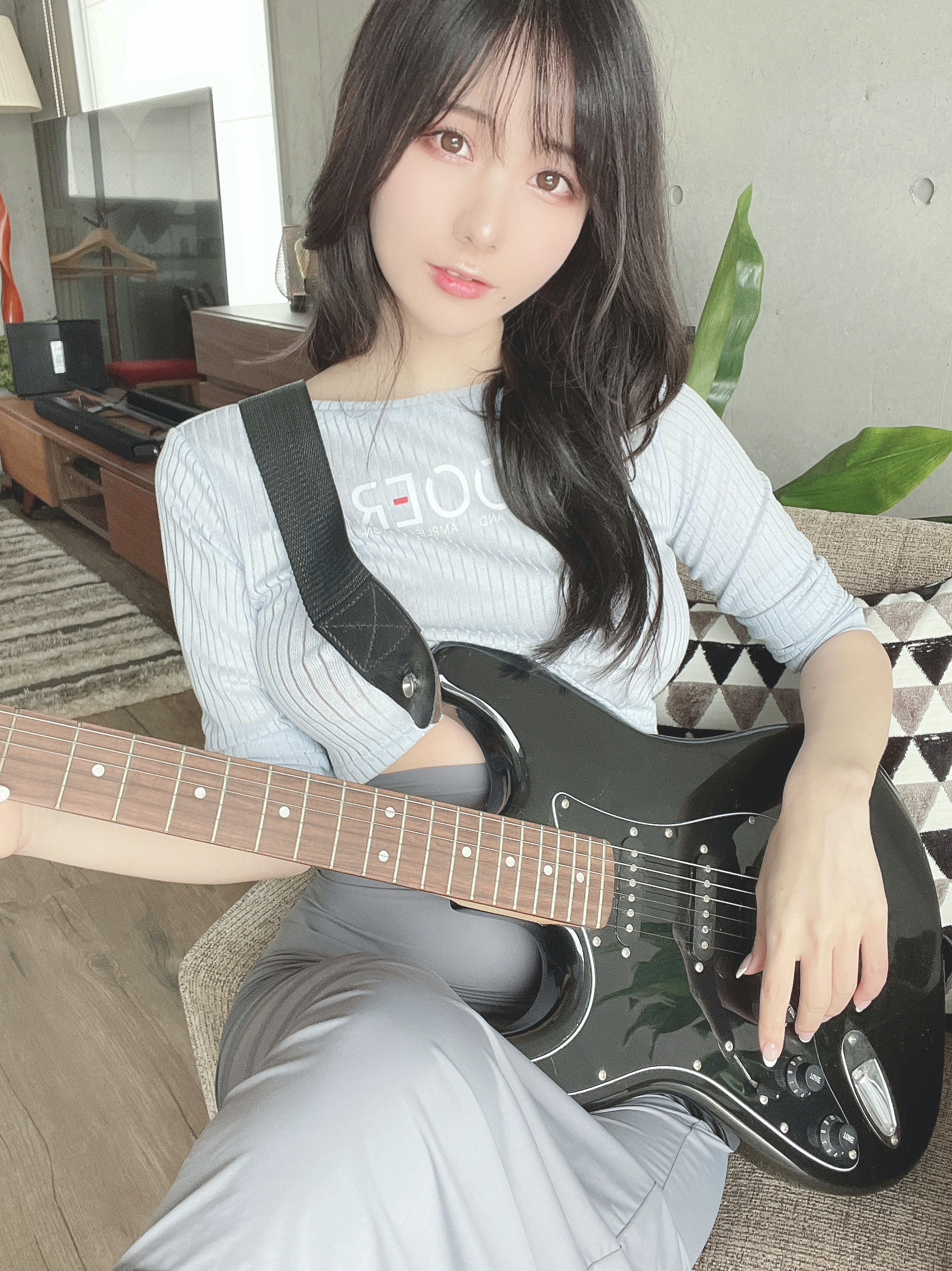 amateur photo けんけん (Kenken - snexxxxxxx) Sexy Guitar Girl (1)