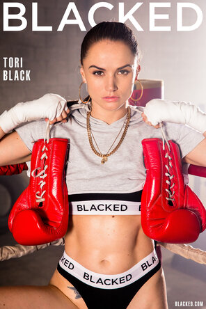 amateur pic Tori Black - The Big Fight (1)
