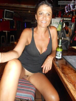 amateur pic woman flashes pussy in bar