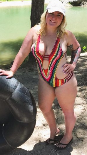 amateur pic That bathing suit, goddamn