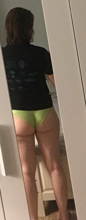 amateur photo Green panties in the mirror