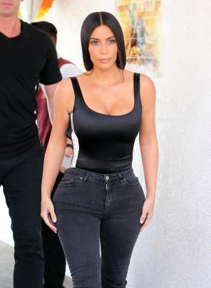Kim Kardashian's hourglass figure in tight, black jeans