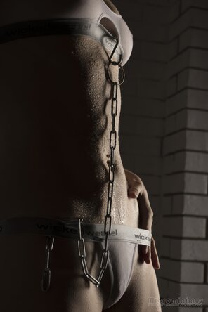 amateur pic Bodyscape & Chains 0093-topaz-enhance-2.6x