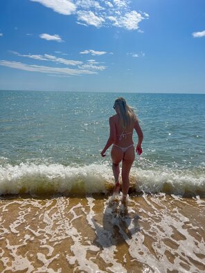 amateur pic Blurred Lines At The Beach 031-topaz-denoise