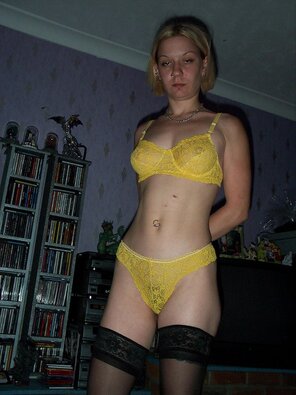 foto amateur hot blonde yellow lingerie