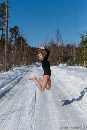 amateur pic claudia_barefoot_in_snow-4