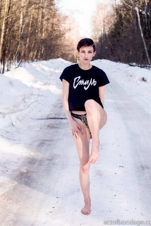 amateur pic claudia_hairy_barefoot_in_snow-9