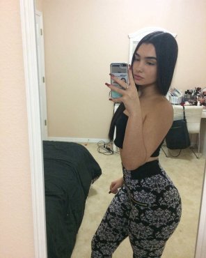 THICC 18yo in yoga pants